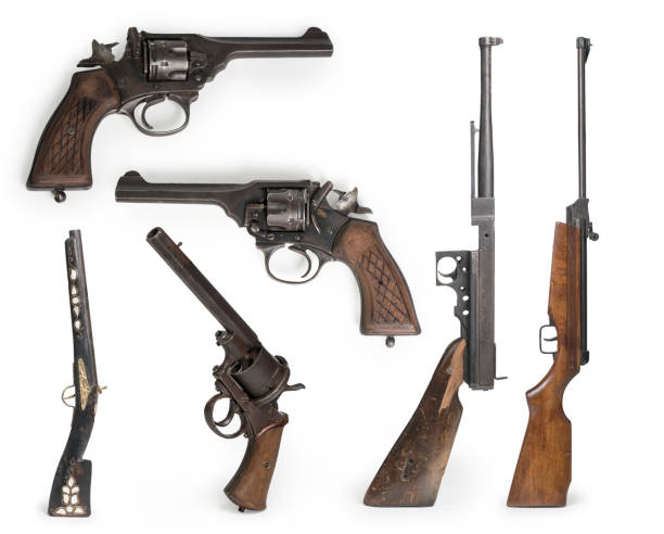 jeu de fusil de chasse en bois vintage & pistolet isolé sur fond blanc - sport clipping path handgun pistol photos et images de collection