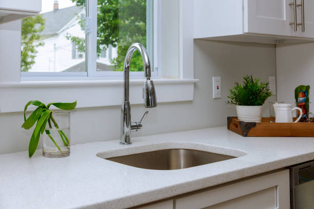 interni cucina con lavandino, armadi, acciaio inossidabile in nuova casa di lusso - kitchen sink foto e immagini stock