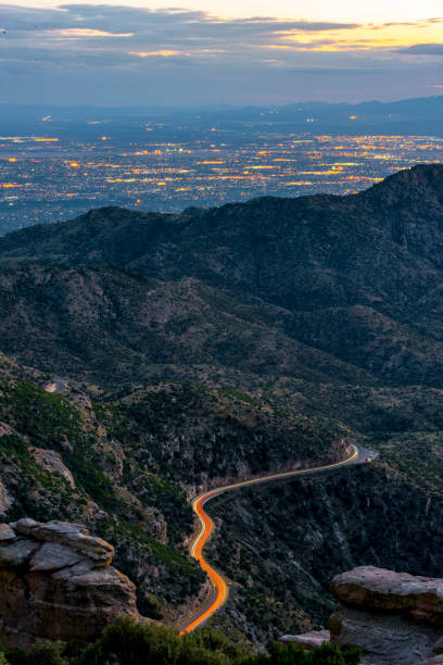 route de tucson en arizona à l’heure de la soirée - mt lemmon photos et images de collection