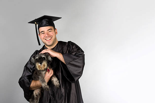 diplômés tenant chien - dog graduation hat school photos et images de collection