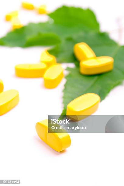 Giallo Vitamina Pillole Su Foglie Verdi - Fotografie stock e altre immagini di Antibiotico - Antibiotico, Antidolorifico, Bianco