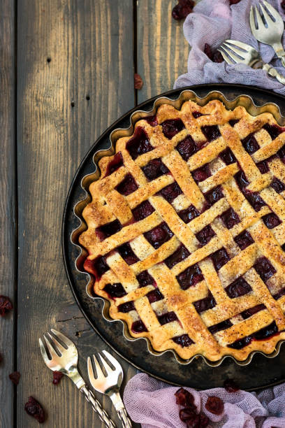 暗い背景の木の上に伝統的なアメリカ桜パイ - pie pastry crust cherry pie cherry ストックフォトと画像