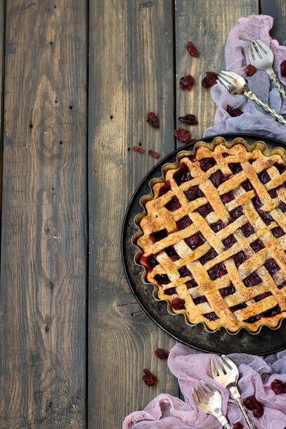 暗い背景の木の上に伝統的なアメリカ桜パイ - pie pastry crust cherry pie cherry ストックフォトと画像