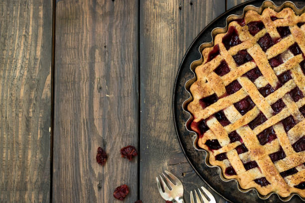 暗い背景の木の上に伝統的なアメリカ桜パイ - pie pastry crust cherry pie cherry ストックフォトと画像