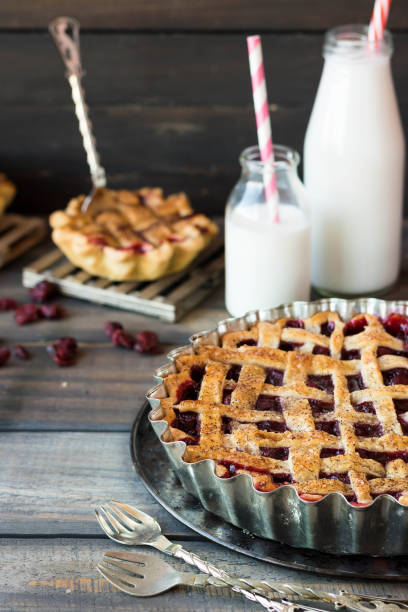 暗い背景の木の上に伝統的なアメリカ桜パイ - pie pastry crust cherry pie cherry ストックフォトと画像