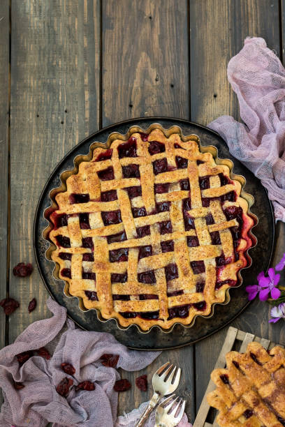 暗い背景の木の上に伝統的なアメリカ桜パイ - pie pastry crust cherry pie cherry ストックフォトと画像