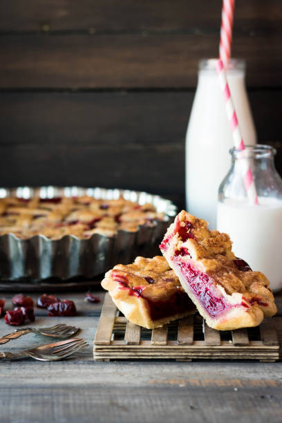 暗い背景の木の上に伝統的なアメリカ桜パイ - pie pastry crust cherry pie cherry ストックフォトと画像