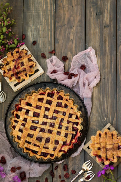 暗い背景の木の上に伝統的なアメリカ桜パイ - pie pastry crust cherry pie cherry ストックフォトと画像