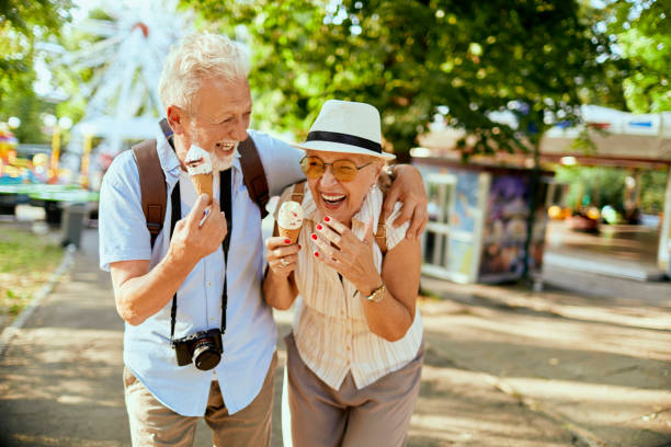 couple âgé - ice cream people food recreational pursuit photos et images de collection