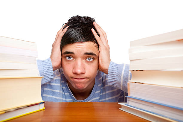 młody mężczyzna zmęczony sfrustrowany student uczy się z książki dla badania - overstrained zdjęcia i obrazy z banku zdjęć