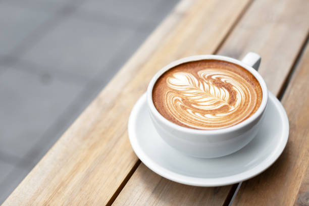 ラテアート ・ カプチーノ カップ - barista coffee coffee crop heart shape ストックフォトと画像