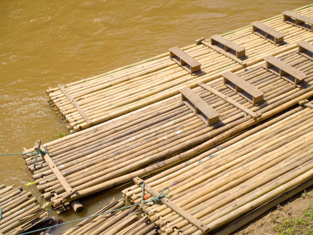 radeaux de bambou prêts pour un touristes - falmouth jamaica photos et images de collection
