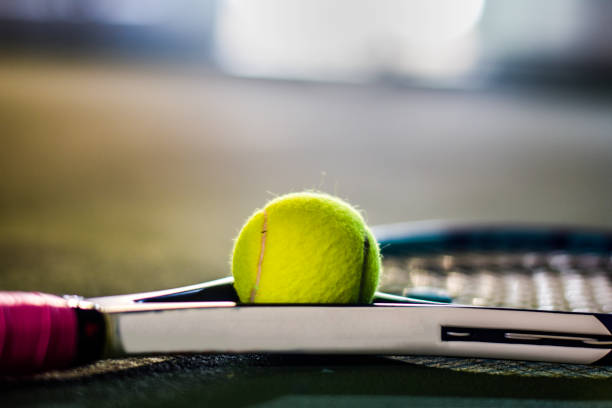 pelota de tenis y la raqueta - athlete flying tennis recreational pursuit fotografías e imágenes de stock