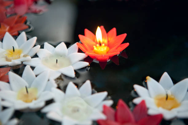 velas de agua - floating candle fotografías e imágenes de stock