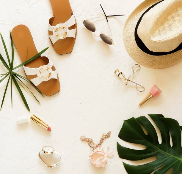 女性の夏ファッション旅行アクセサリー トップ ビュー背景靴サンダル、麦藁帽子、熱帯の葉、サングラス、白い背景の上のアクセサリーを作る。夏のコンセプトです。フラットが横たわっ� - pale shades ストックフォトと画像