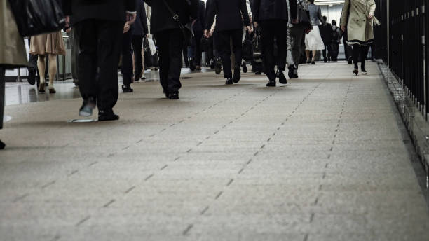 толпа пассажиров по дороге на работу в токио - human foot walking business crowd стоковые фото и изображения