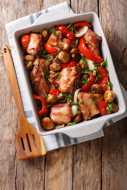 オーガニック ダイエット食品: ウサギは焼きグラタン皿にマッシュルーム、ピーマンと玉ねぎのクローズ アップ。垂直方向のトップ ビュー - close up roasted meal pepper ストックフォトと画像