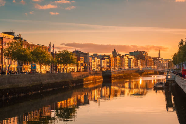 hora dorada hermosa vista sobre el centro de la ciudad de dublín en dublín, irlanda - dublín fotografías e imágenes de stock