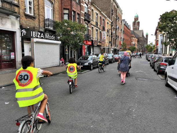 car free streets sunday - editorial horizontal cycling crowd imagens e fotografias de stock