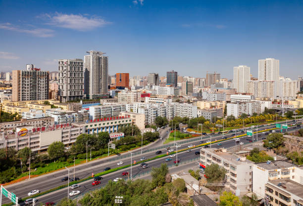 urumqi stadsgezicht gezien vanaf hong shan heuvel xinjiang, china - urumqi stockfoto's en -beelden
