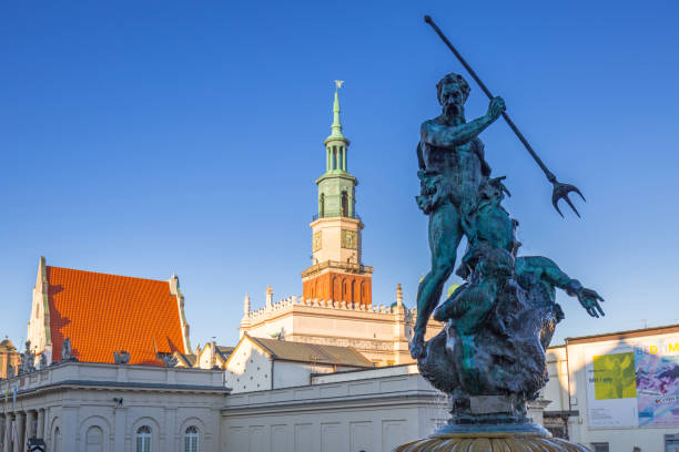 ポズナン、ポーランドでメイン広場にネプチューンの噴水 - editorial built structure fountain town square ストックフォトと画像