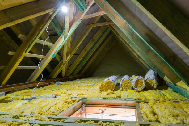 dachboden im haus mit mineralwolle-dämmung - insulation roof attic home improvement stock-fotos und bilder