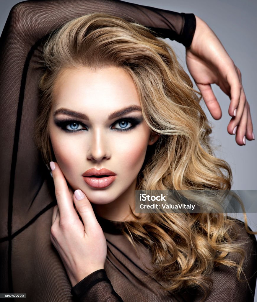 Cận Cảnh Khuôn Mặt Của Một Cô Gái Xinh Đẹp Với Trang Điểm Theo ...