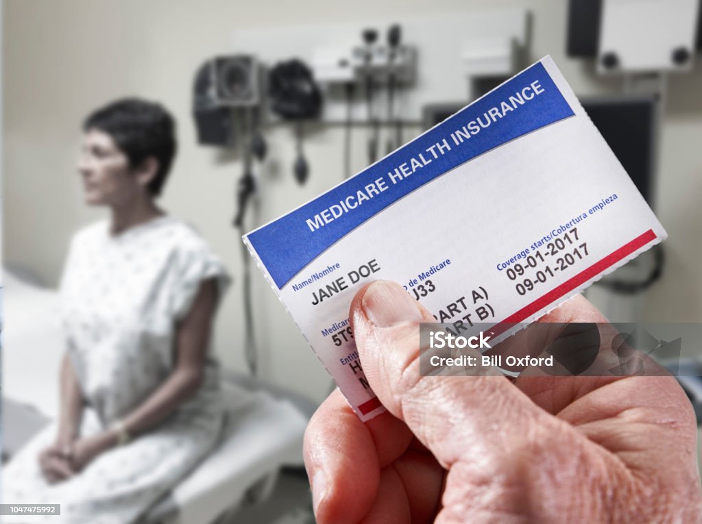 Tarjeta de seguro médico de Medicare en consultorio médico - Foto de stock de Carta - Naipe libre de derechos