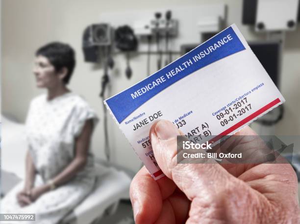 Tarjeta De Seguro Médico De Medicare En Consultorio Médico Foto de stock y más banco de imágenes de Carta - Naipe