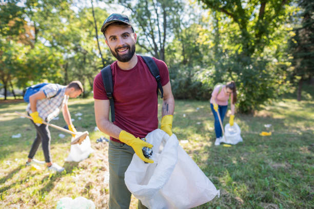 молодой волонтер смотрит в камеру - sustainable resources environment education cleaning стоковые фото и изображения