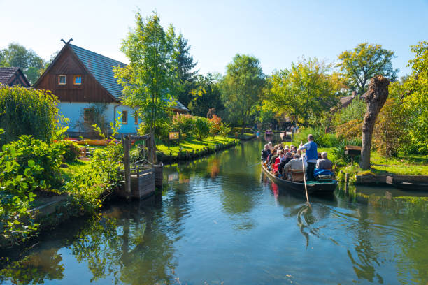 spreewald lübbenau, lehde - turista in barca sotto ponte nei fiumi forestali - canal sea journey romance foto e immagini stock