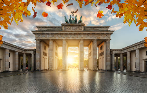 tempo de outono em berlim: o histórico portão de tor brandeburger durante o tempo do sol - brandenburg gate berlin germany gate germany - fotografias e filmes do acervo