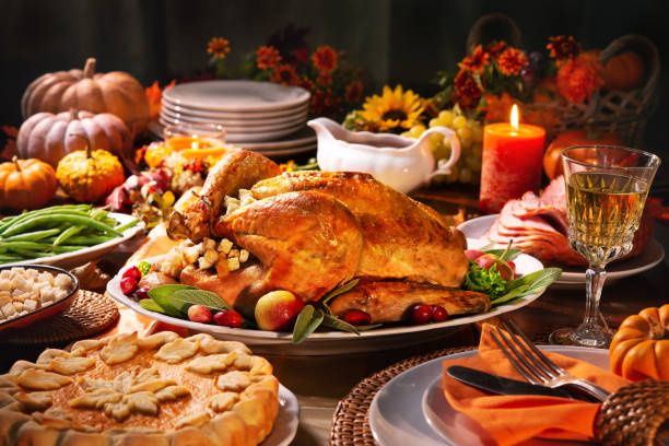 dinde de thanksgiving - thanksgiving turkey dinner table photos et images de collection