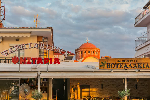 ristoranti ad asprovalta e chiesa locale nelle prime ore del mattino. - greek islands table window sun foto e immagini stock