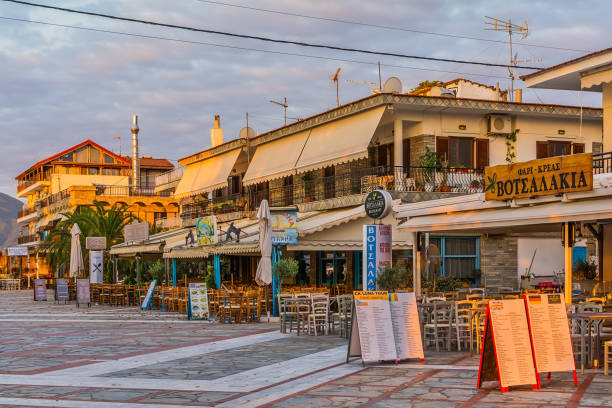 restaurantes en asprovalta en la madrugada. - greek islands table window sun fotografías e imágenes de stock