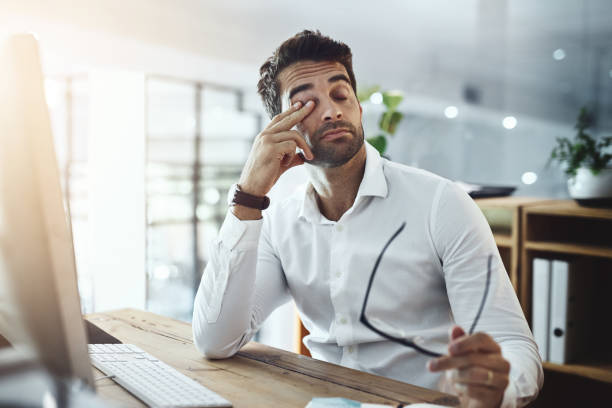 su cuerpo sólo quiere cerrar - tired man fotografías e imágenes de stock