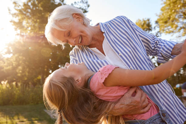 babcia gra w gry i taniec z wnuczką w letnim parku - grandmother and grandaughter zdjęcia i obrazy z banku zdjęć