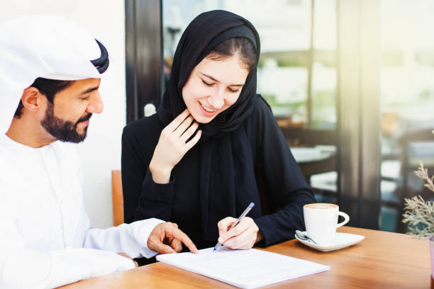 donna musulmana firma moduli - approved agreement signature application form foto e immagini stock