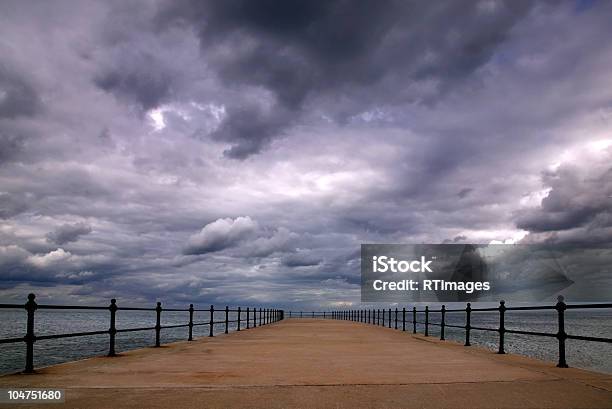 ストーミーの桟橋 - Horizonのストックフォトや画像を多数ご用意 - Horizon, からっぽ, カラー画像