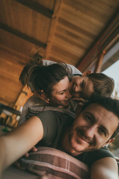 familie selfie aus dem winterurlaub - telephone cabin stock-fotos und bilder