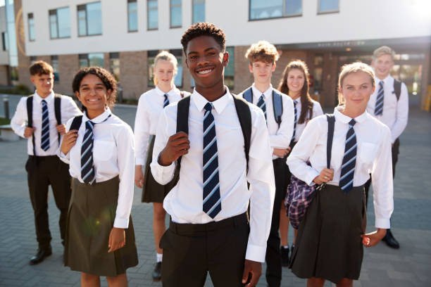 portret uśmiechniętych mężczyzn i kobiet licealistów ubranych w mundurek na zewnątrz budynku college'u - high school student group of people smiling african ethnicity zdjęcia i obrazy z banku zdjęć