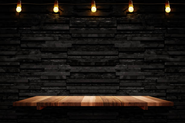 ripiano in legno di tavola marrone vuoto su sfondo parete in piastrelle di marmo a strato nero, mock up per la visualizzazione o il montaggio di prodotti o design - bar foto e immagini stock