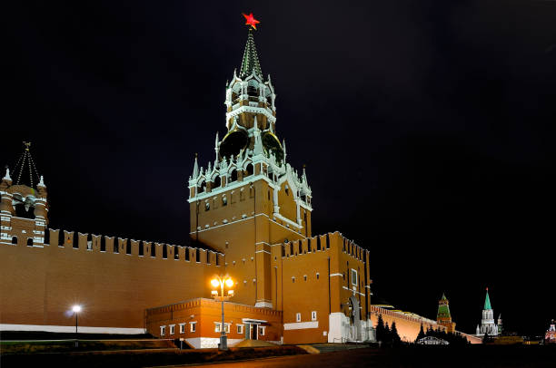 istock Spasskaya Tower and the Moscow Kremlin at night 1047536682