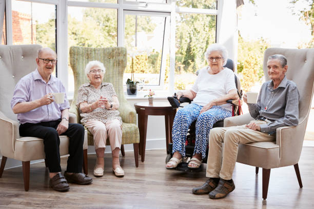 portret mieszkańców płci męskiej i żeńskiej siedzącej na krzesłach w salonie domu spokojnej starości - one person lifestyles 80 plus years indoors zdjęcia i obrazy z banku zdjęć