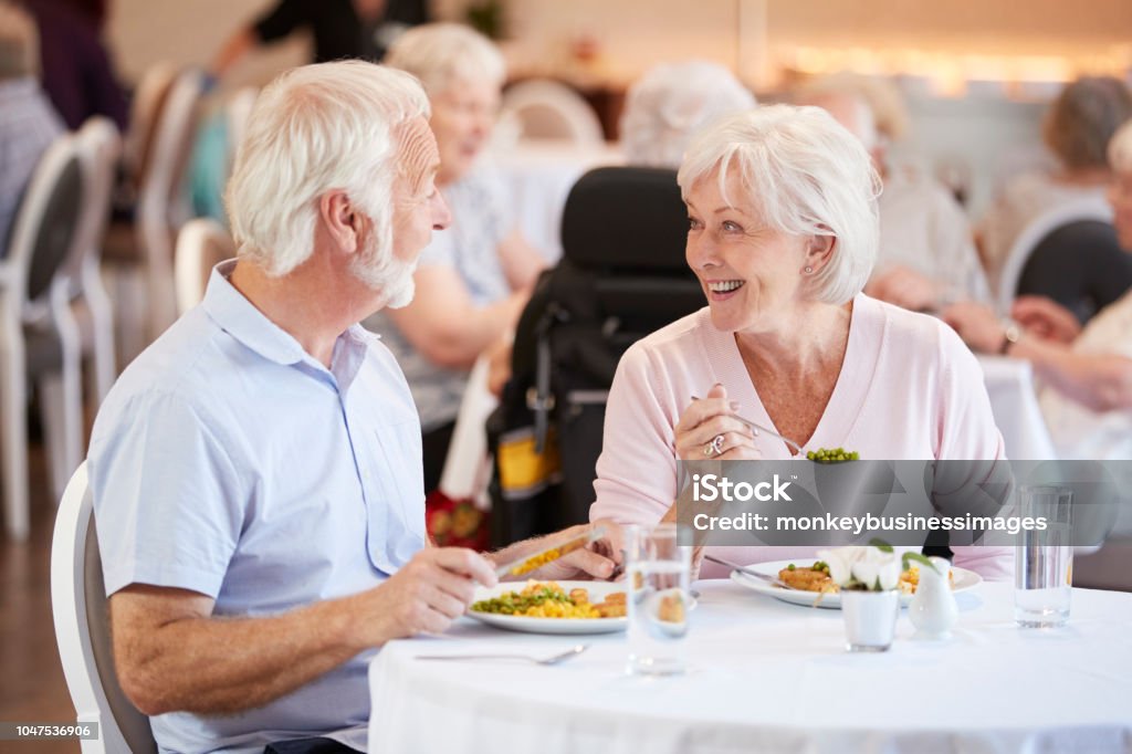 Couple de personnes âgées repas de manger et de parler en maison de retraite - Photo de Troisième âge libre de droits