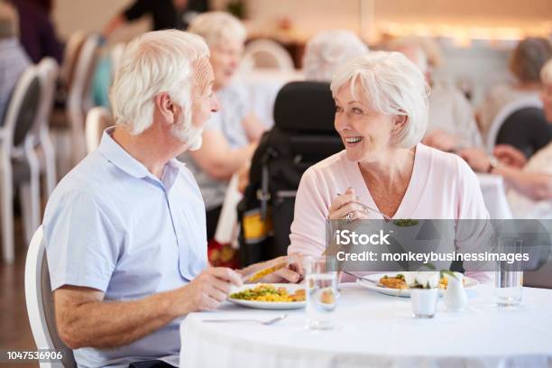 Photo libre de droit de Couple De Personnes Âgées Repas De Manger Et De Parler En Maison De Retraite banque d'images et plus d'images libres de droit de Troisième âge