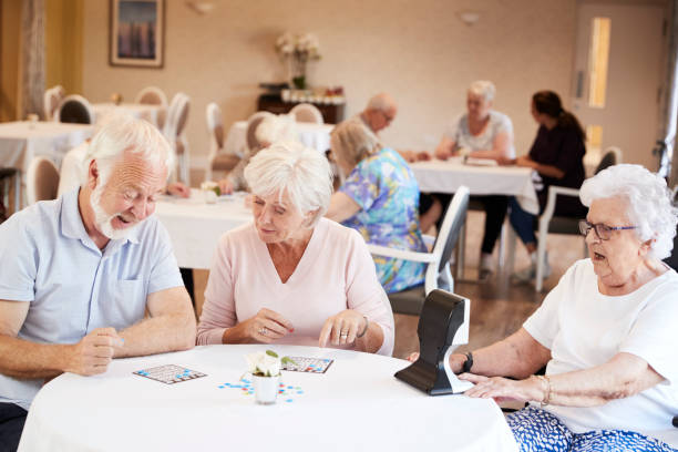 grupa seniorów gra w bingo w domu emerytalnym - one person lifestyles 80 plus years indoors zdjęcia i obrazy z banku zdjęć