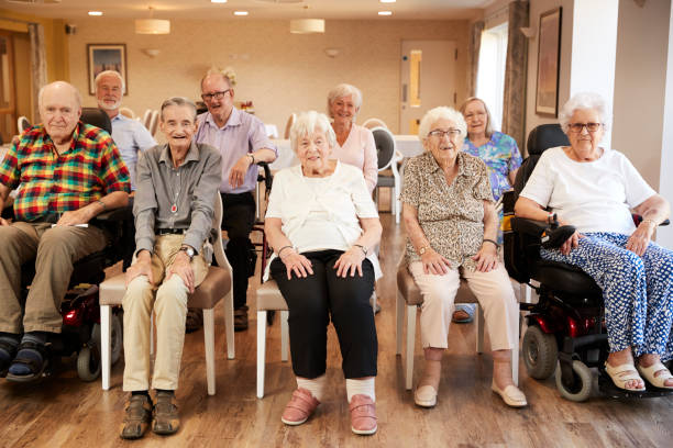 retrato de mayores residentes del hogar del jubilado sentado en el salón - care community 80 plus years cheerful fotografías e imágenes de stock