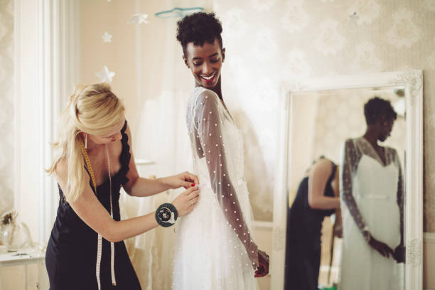 projektant mody dostosowuje suknię ślubną - suknia ślubna zdjęcia i obrazy z banku zdjęć