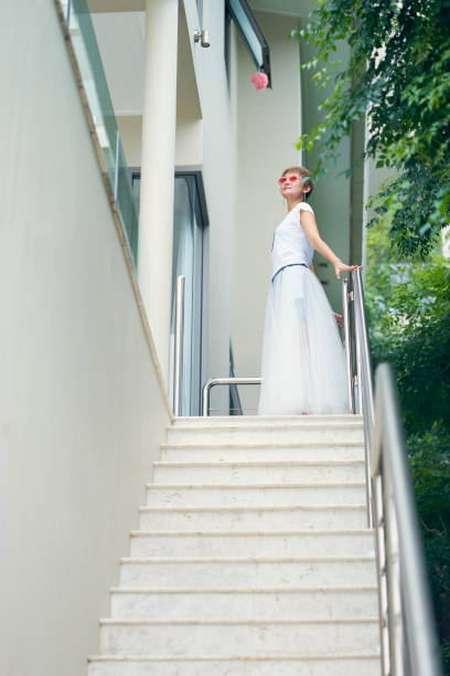 belleza asiática de pie sobre los pasos de la villa, posando para la fotografía durante vacaciones - boda coreana fotografías e imágenes de stock